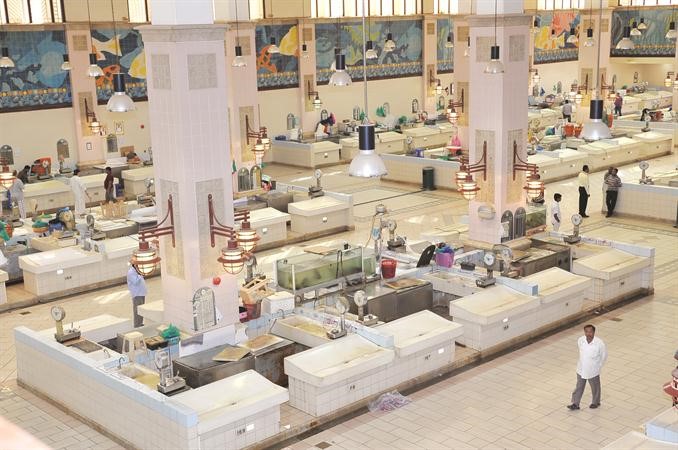 سوق السمك خلا من المستورد.. وأسعار المحلي شابة نار
