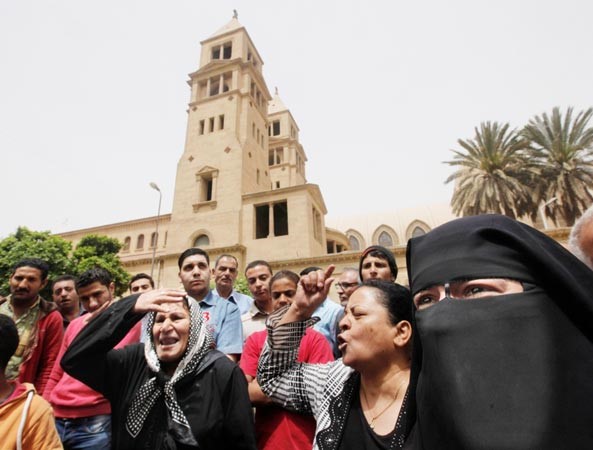 مسلمون ومسيحيون خلال تشييع جثامين قتلى العنف الطائفي امام كاتدرائية العباسية امس	 اپ