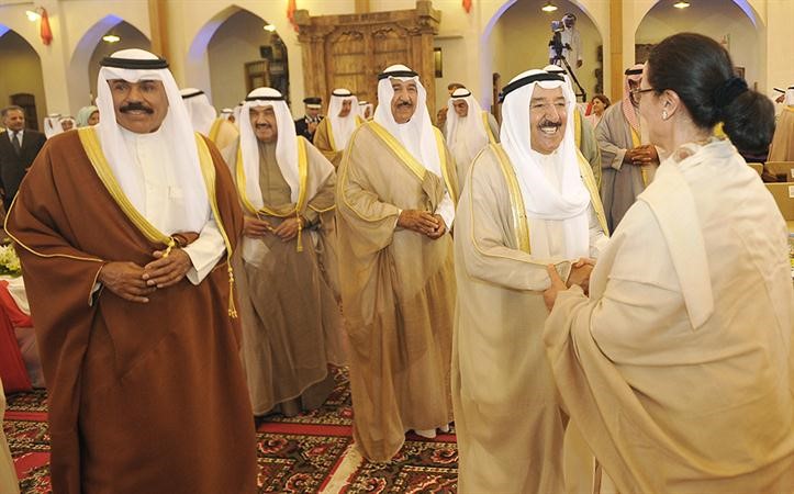 الشيخة امثال الاحمد مرحبة بصاحب السمو الامير لدى وصوله ويبدو سمو ولي العهد والشيخ جابر العبدالله وسمو الشيخ ناصر المحمد﻿