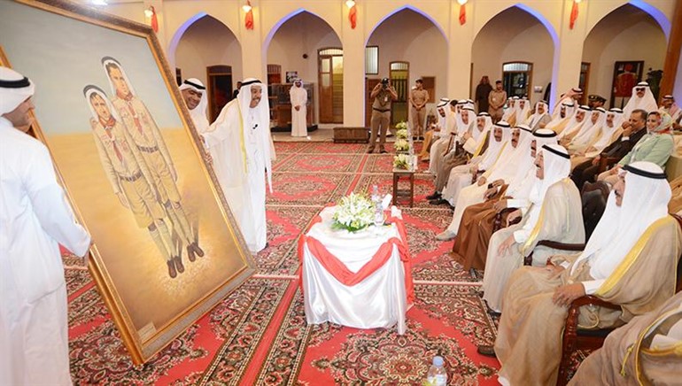 صاحب السمو يطلع على لوحة خلال الحفل﻿