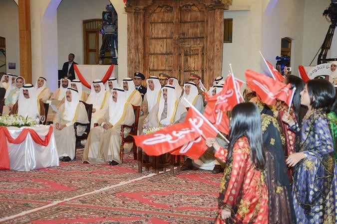 صاحب السمو الامير الشيخ صباح الاحمد وسمو ولي العهد وكبار الشيوخ يتابعون احدى فقرات الحفل﻿