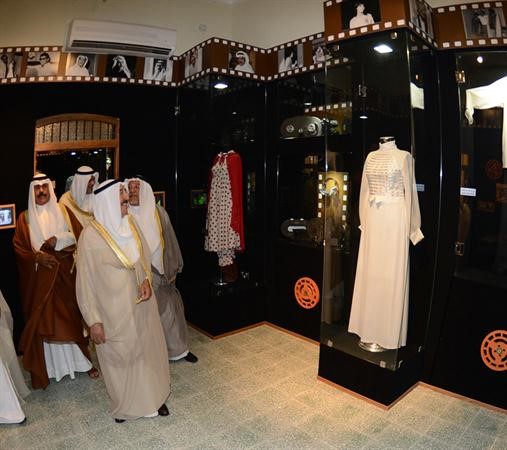 صاحب السمو الامير الشيخ صباح الاحمد يطلع على محتويات المتحف﻿