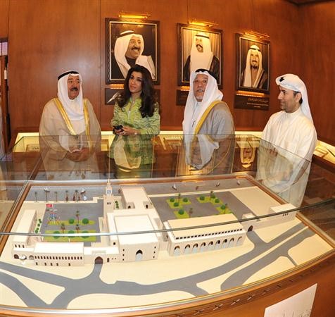 صاحب السمو الامير الشيخ صباح الاحمد يطلع على ماكيت لبيت العثمان ﻿