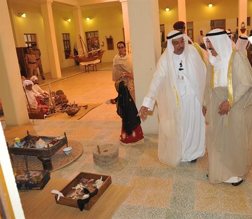 صاحب السمو الامير الشيخ صباح الاحمد يستمع الى شرح من الرفاعي حول احد اجنحة البيت﻿