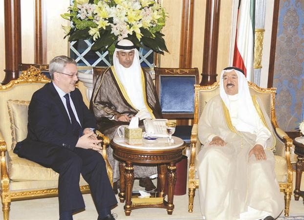 صاحب السمو الامير الشيخ صباح الاحمد مستقبلا السفير محمد حسين بحرالعلوم﻿