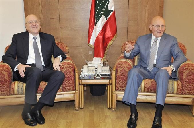 رئيس الحكومة المكلف تمام سلام مستقبلا رئيس الوزراء السابق نجيب ميقاتي على هامش الاستشارات النيابية امسمحمود الطويل