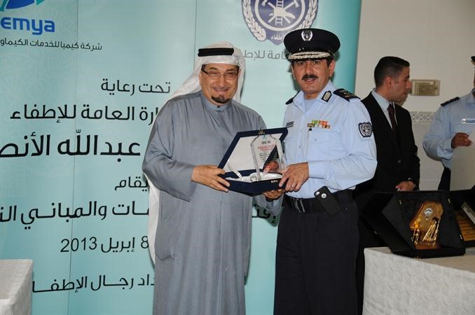 درع تذكارية الى العميد خالد المكراد من الكاظمي﻿