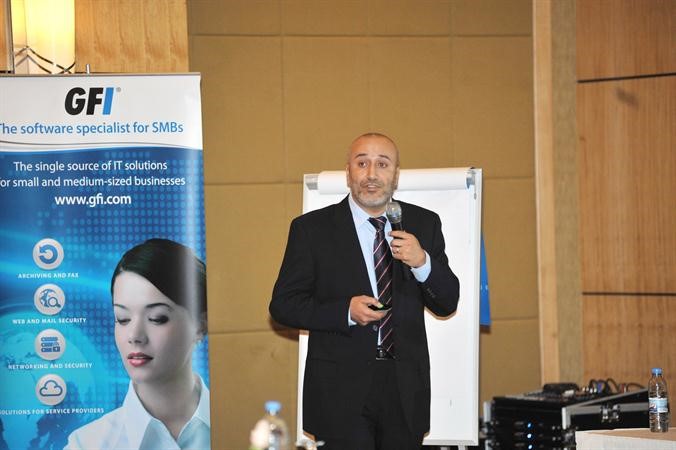 بهاء الزبدة يقدم شرحا خلال الندوة