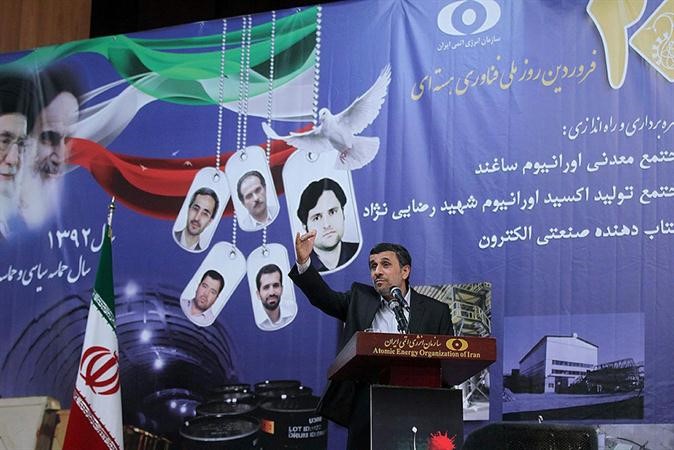  الرئيس نجاد متحدثا خلال الاحتفال باليوم الوطني للتقنية النووية في طهران امس 	اپ ﻿