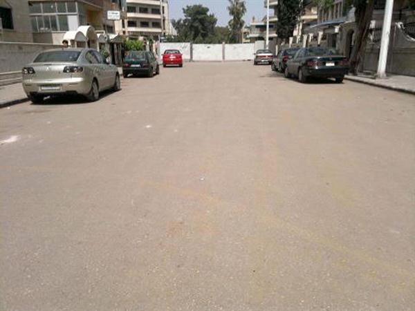 احد الحواجز الاسمنتية التي اقامها النظام لاغلاق الطرقات في حي الانشاءات في حمص ﻿