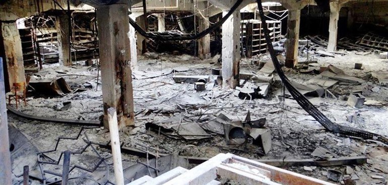 صورها بثتها صفحة الثورة السورية لجانب من الدمار الذي لحق بالمكتبة الظاهرية في الجامع الاموي بحلب ﻿
