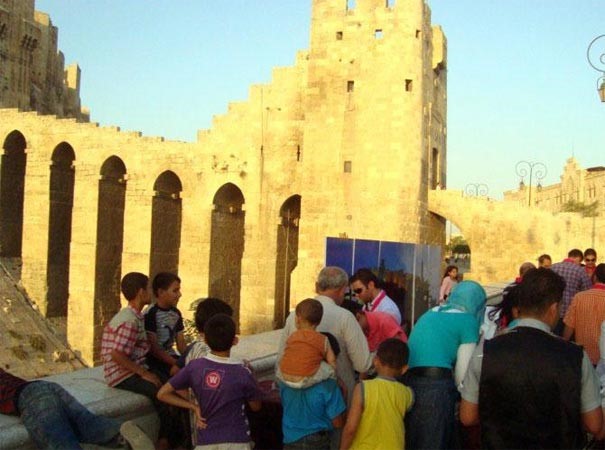 فقراء حلب وأغنياؤها يتأقلمون مع الانقطاع المتكرر للتيار الكهربائي