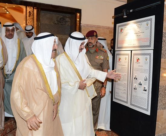 علي الراشد يطلع صاحب السمو على معرض الامانة العامة﻿
