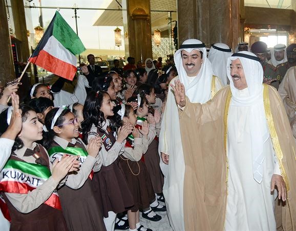 صاحب السمو الامير وفي استقباله براعم الكويت﻿