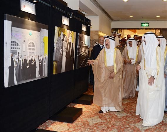 سمو الامير يتفقد معرض الامانة العامة عن المجلس التاسيسي﻿