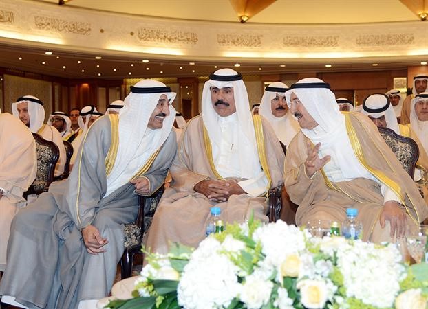 حديث بين صاحب السمو الامير ورئيس مجلس الامة السابق جاسم الخرافي ويتوسطهما سمو ولي العهد﻿