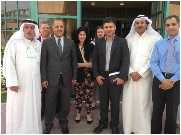 الوزير د محمد الهيفي ودسليمان الخضاري في صورة جماعية مع فريق مركز الكويت للصحة النفسية
