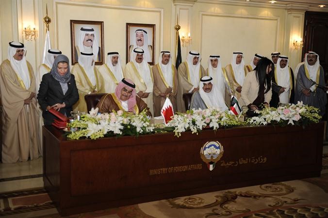 الشيخ صباح الخالد خلال توقيع احدي الاتفاقيات مع وزير خارجية البحرين هاني عبدالله