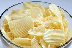 ديلي ميل : تناول كيس شيبس يومياً يعادل شرب 5 لترات زيت طهي
