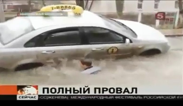 بالفيديو.. الأرض تنشق في مدينة روسية وتبتلع السيارات