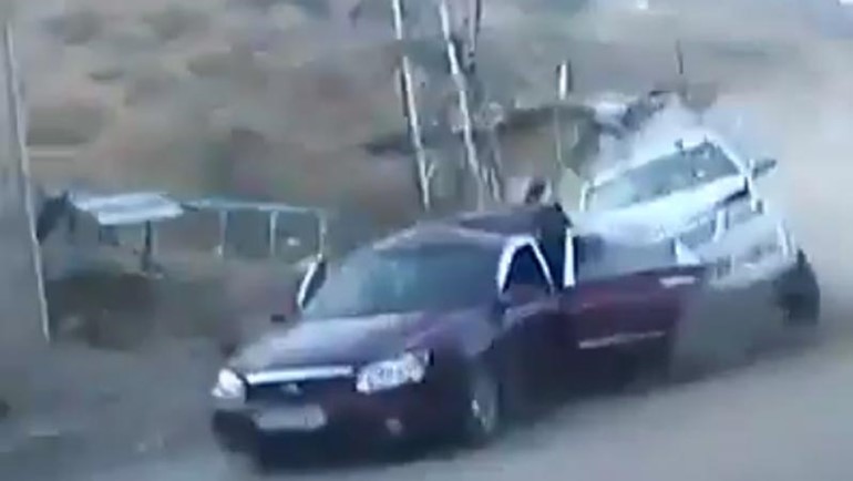 بالفيديو .. مقطع مسرب يكشف دهس جندي سوري لزملائه بسيارته بسرعة جنونية