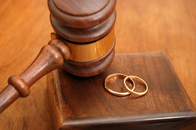 «إبن أمه» تؤدي ليمين طلاق في كوشة زفاف بالإمارات