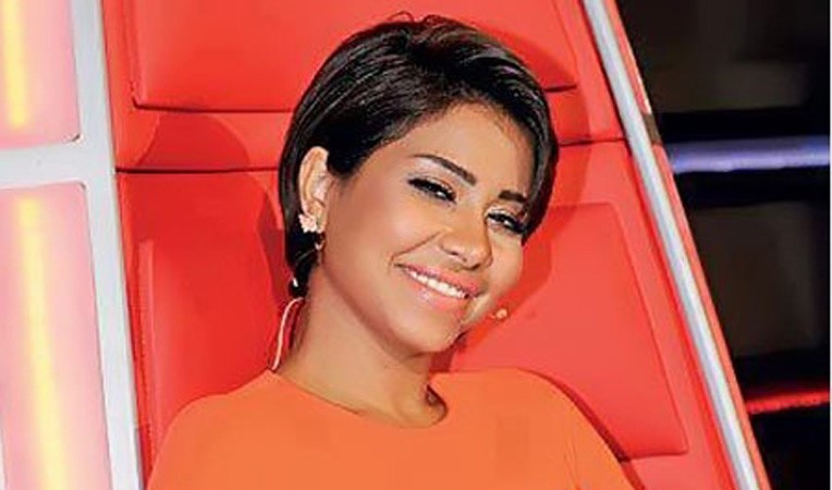 شيرين عبدالوهاب مذيعة لأول مرة