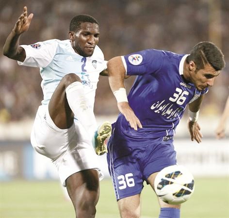 لاعب الهلال سلطان البيشي محاولا استخلاص الكرة من لاعب الاستقلال ا ف پ