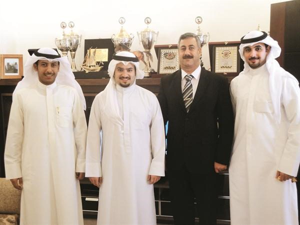 الشيخ خالد احمد الخالد مع الملحق العسكري والمرشاد﻿