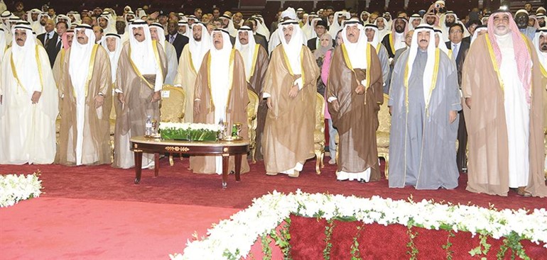 صاحب السمو الامير الشيخ صباح الاحمد وسمو ولي العهد الشيخ نواف الاحمد وعلي الراشد وجاسم الخرافي والشيخ جابر العبدالله والشيخ فيصل السعود وسمو الشيخ ناصر المحمد والشيخ احمد الخالد في مقدمة الحضور