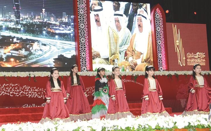 مجموعة من الاطفال خلال القاء كلمة شكر لصاحب السمو