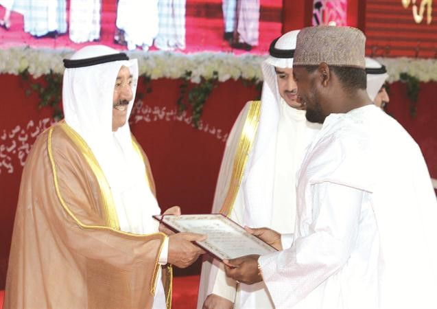صاحب السمو الامير مكرما احد الفائزين