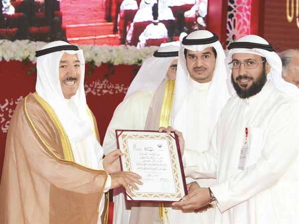 سمو الامير يسلم شهادة تقدير لاحد المشاركين 