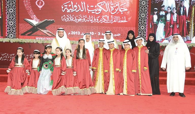 صاحب السمو الامير الشيخ صباح الاحمد وشريدة المعوشرجي وعبدالله مهدي براك مع مجموعة من الاطفال
