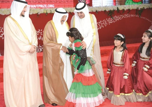 صاحب السمو مصافحا طفلة مشاركه في الحفل