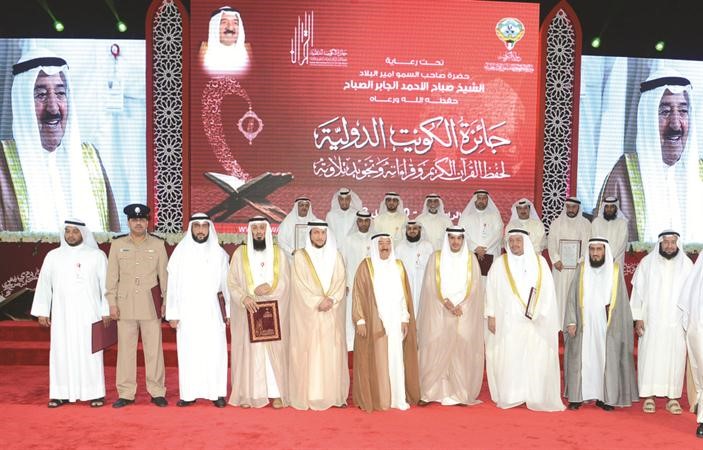 صاحب السمو الامير متوسطا شريدة المعوشرجي والقائمين على الجائزة