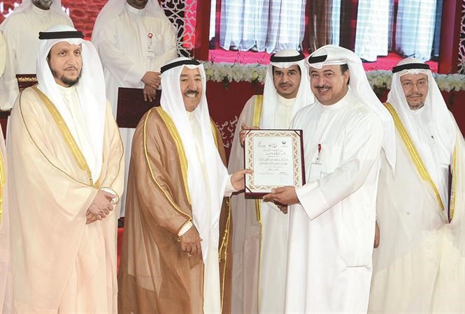 صاحب السمو مكرما احد المشاركين