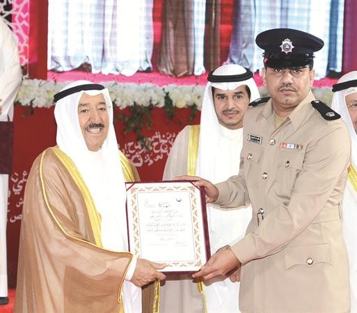 صاحب السمو مكرما احد الفائزين
