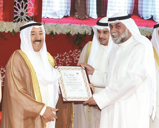 وتكريم احد المشاركين