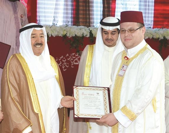 صاحب السمو مكرما احد الفائزين