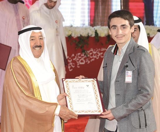 تكريم احد الفائزين