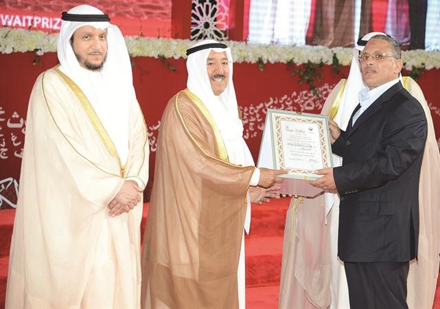 صاحب السمو الامير مكرما احد الفائزين