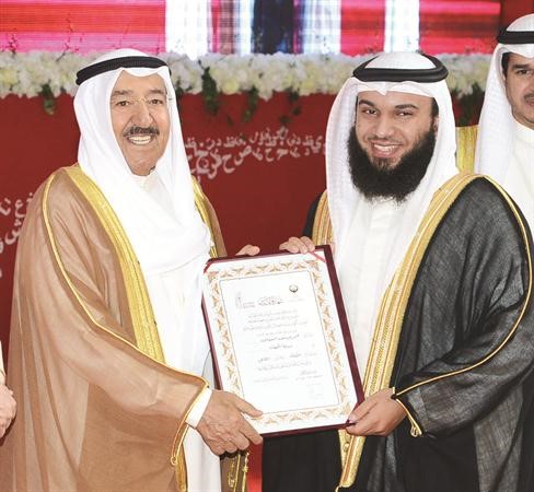 صاحب السمو يقدم شهادة تقدير لاحد الفائزين