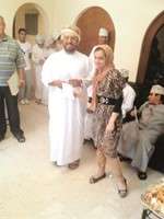 السفير الشيخ سالم المعشني مكرما احدى الطالبات العمانيات﻿