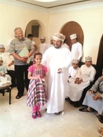 طالبة تتسلم تكريمها﻿