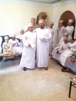 احد الدارسين يتسلم تكريمه من السفير سالم المعشني﻿