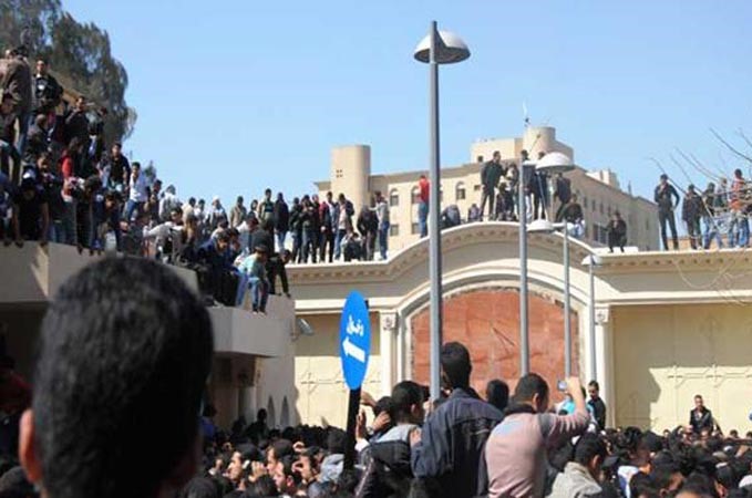 مصر: مسيرة «وحدة الصف» تطالب «الرئاسة» بوأد الفتنة الطائفية وتجدد المظاهرات العمالية احتجاجاً على وقف المخصصات