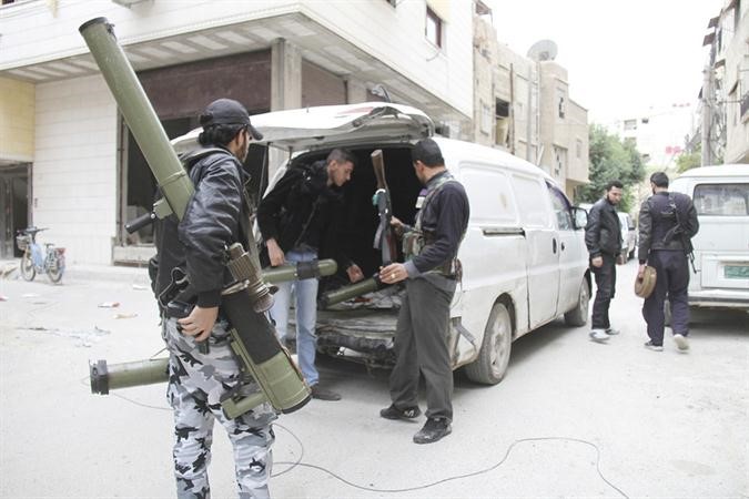  مقاتلو الجيش الحر يحضرون اسلحتهم للمواجهة على الخطوط الامامية في سيدي مقداد بضواحي دمشق رويترز 