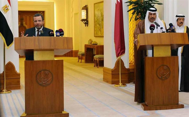 رئيس الوزراء القطري الشيخ حمد بن جاسم ال ثاني ونظيره المصري دهشام قنديل خلال المؤتمر الصحافي امسرويترز 