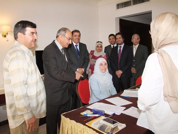 سفيرنا لدى القاهرة د رشيد الحمد اثناء قيامه بجولة تفقدية للجنة التعاقدات الخارجية التابعة لوزارة التربية